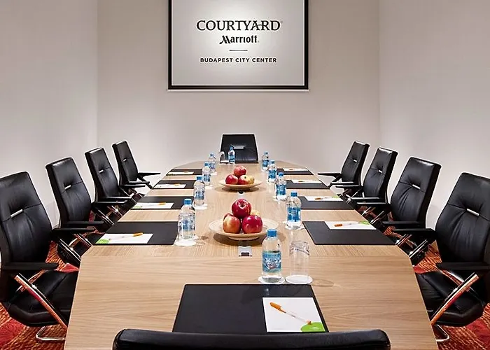 Courtyard By Marriott Center מלון בודפשט