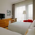 Courtyard By Marriott Center Hotel
