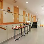 Courtyard By Marriott Center Hotel