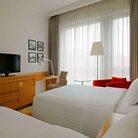 Courtyard By Marriott Center Hotel