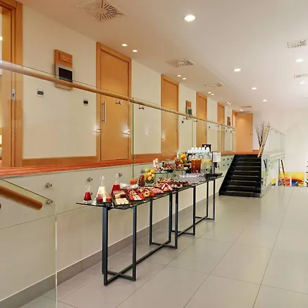 Courtyard By Marriott Center Hotel