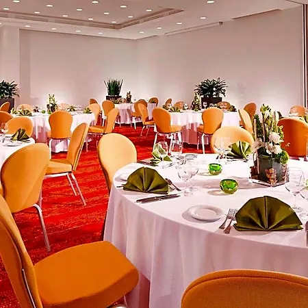 Courtyard By Marriott Center Hotel