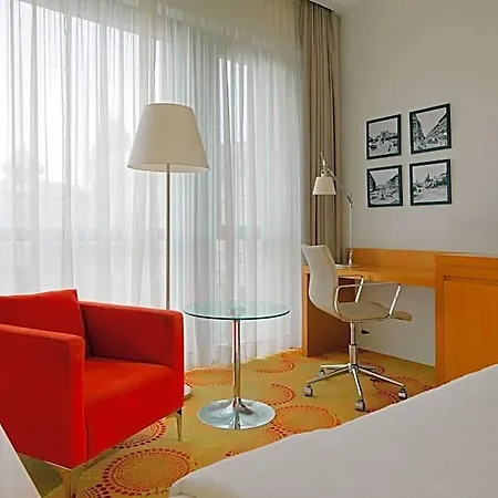 Courtyard By Marriott Center Hotel