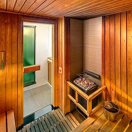 Courtyard By Marriott Center Hotel 4*