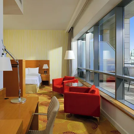 Courtyard By Marriott Center Hotel